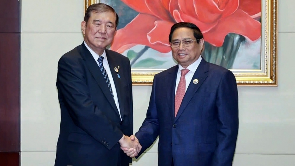Pham Minh Chinh and Shigeru Ishiba meet on ASEAN Summit sidelines in Vientiane, Laos 1.jpg
